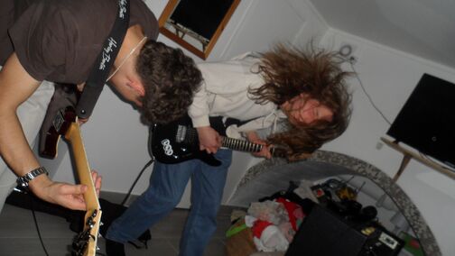 deux hommes en train de profiter de la musique.